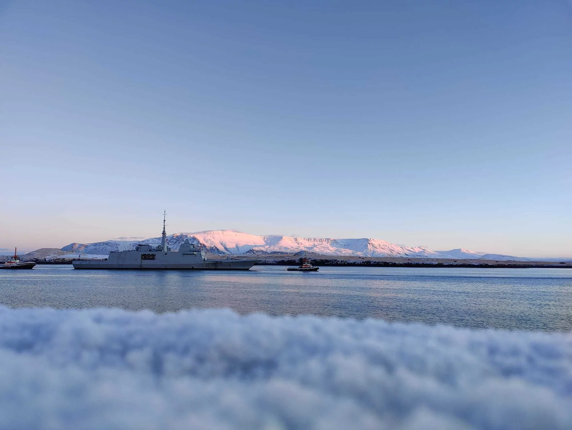 La frégate Bretagne arrive dans le port de Reykjavik
