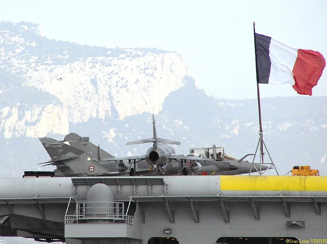 Des avions de chasse sur le pont d'envol