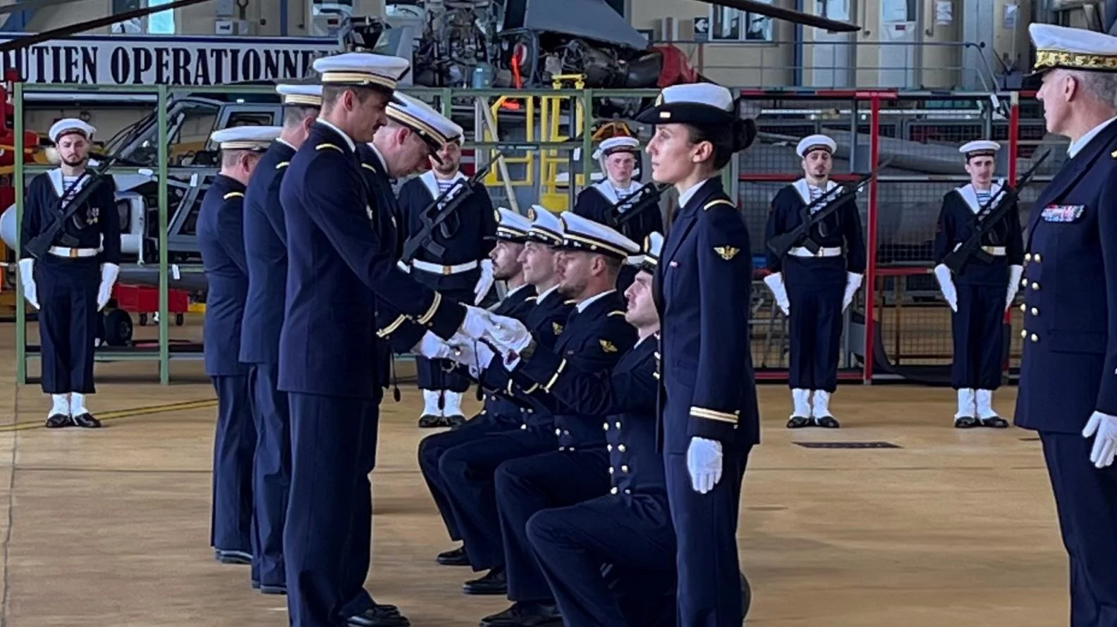 Cérémonie de macaronnage de nouveaux pilotes d'hélicoptère