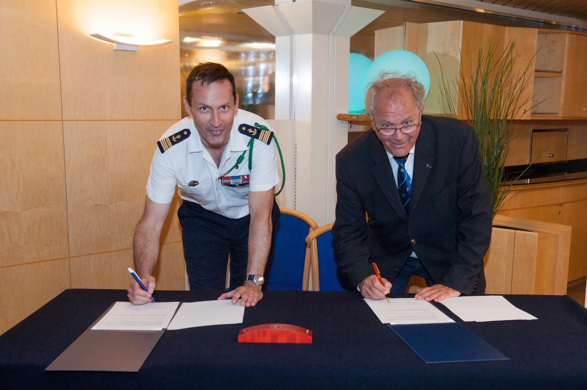 Signature du partenariat par le commandant du porte-avions et le président de la fondation