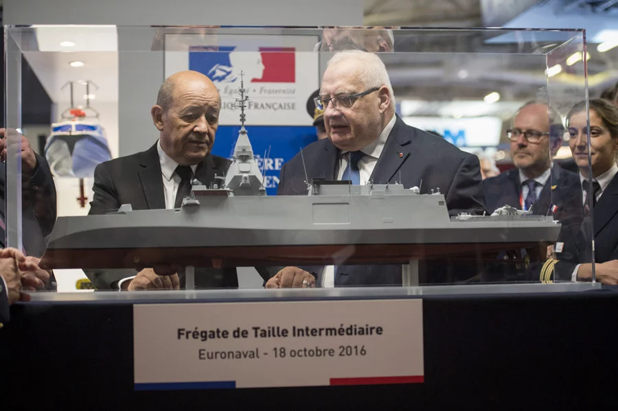 Le PDG de DCNS présente au ministre de la défense la maquette de la frégate de taille intermédiaire
