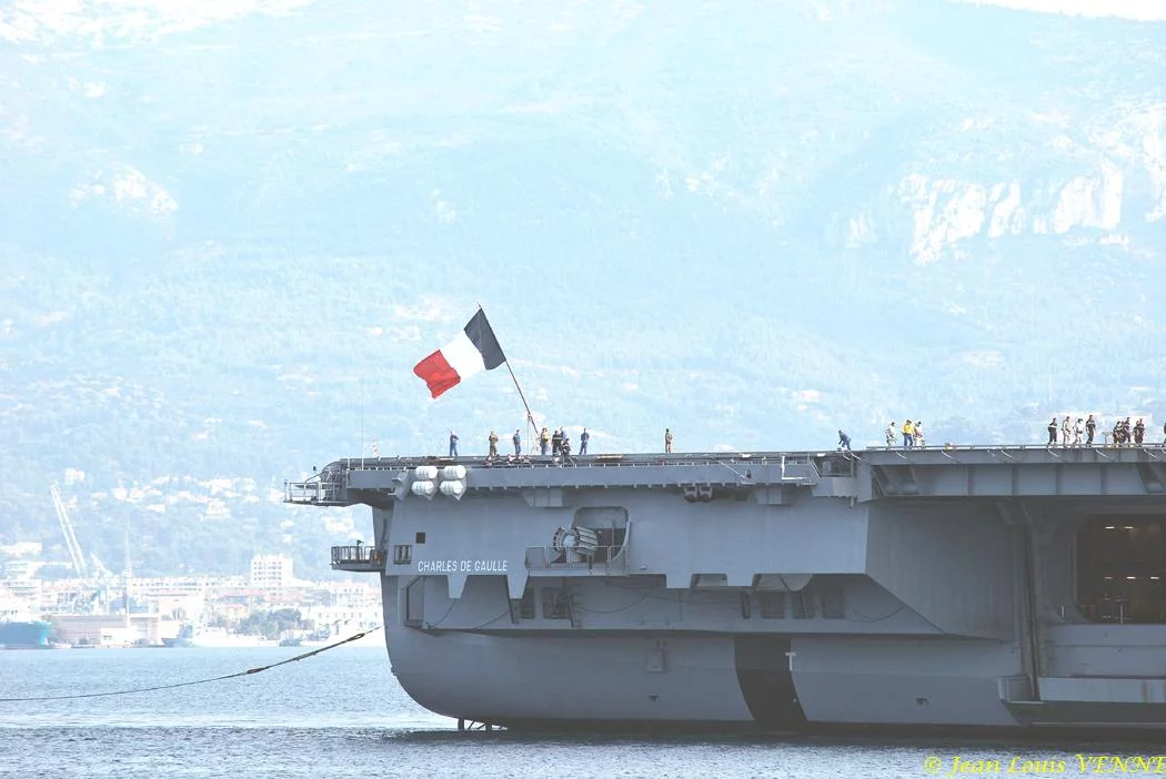 Le porte-avions Charles de Gaulle appareille pour des essais techniques