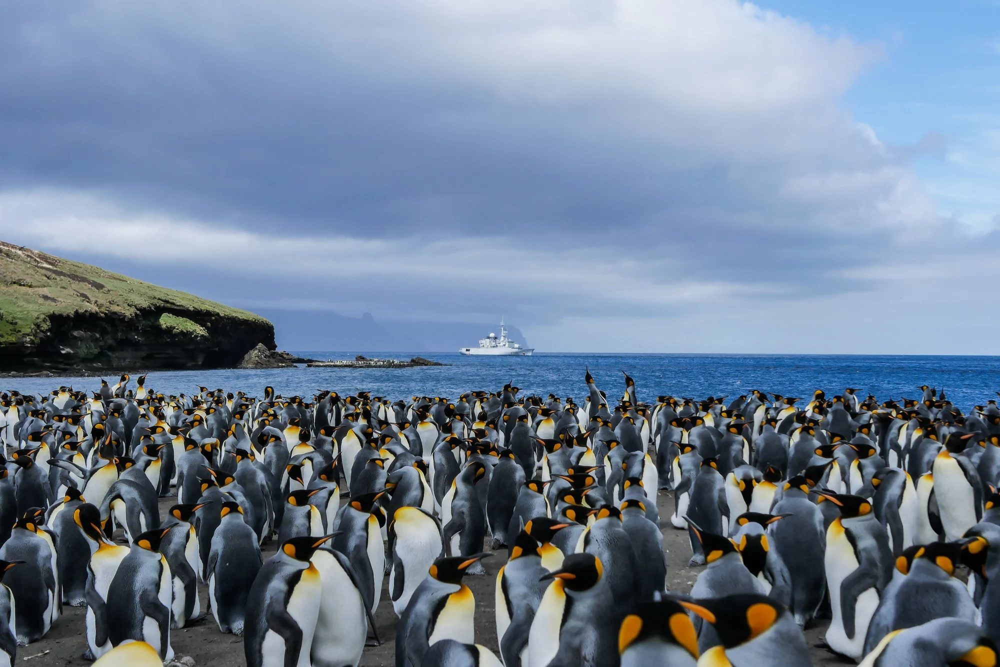 La frégate Floréal dans les Terres australes et antarctiques françaises (TAAF)