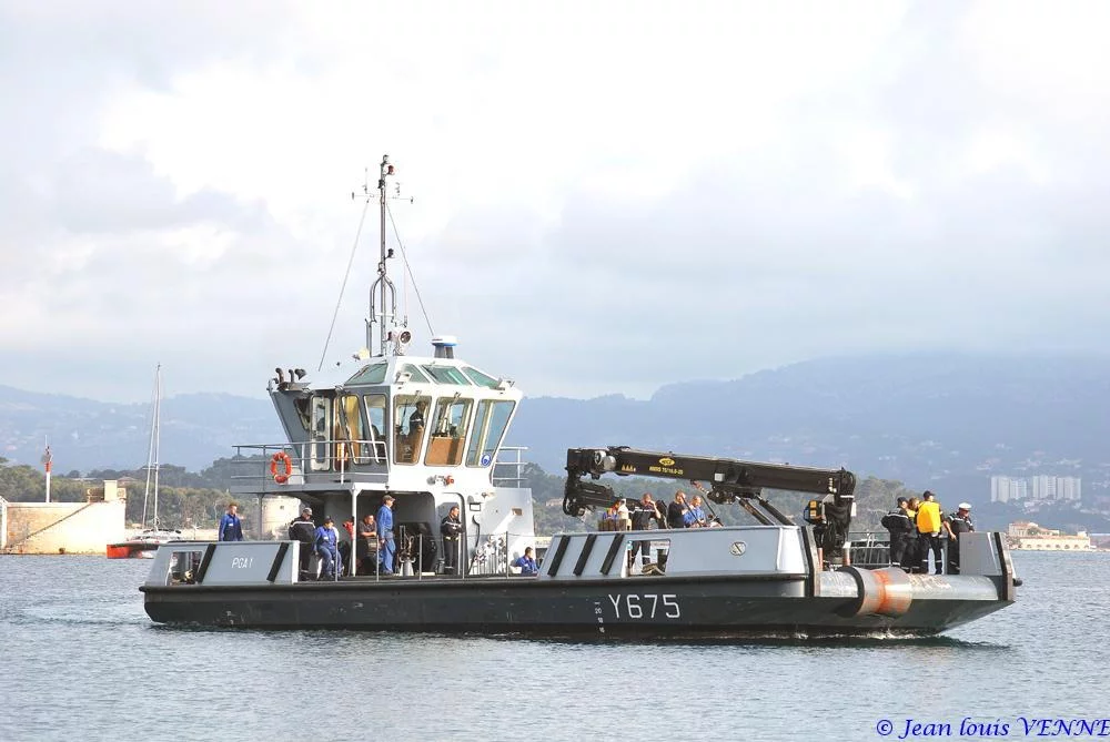 La coque de l’ex-Argens transférée à la base navale de Toulon