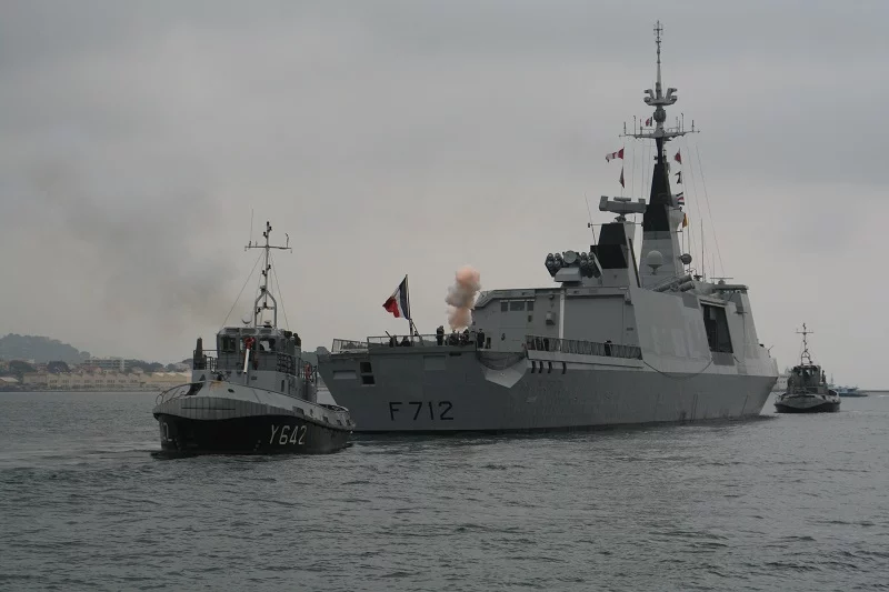 Le Courbet salue au canon la marque du Chef d'état-major