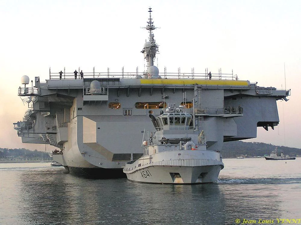 Le Charles de Gaulle sort du bassin