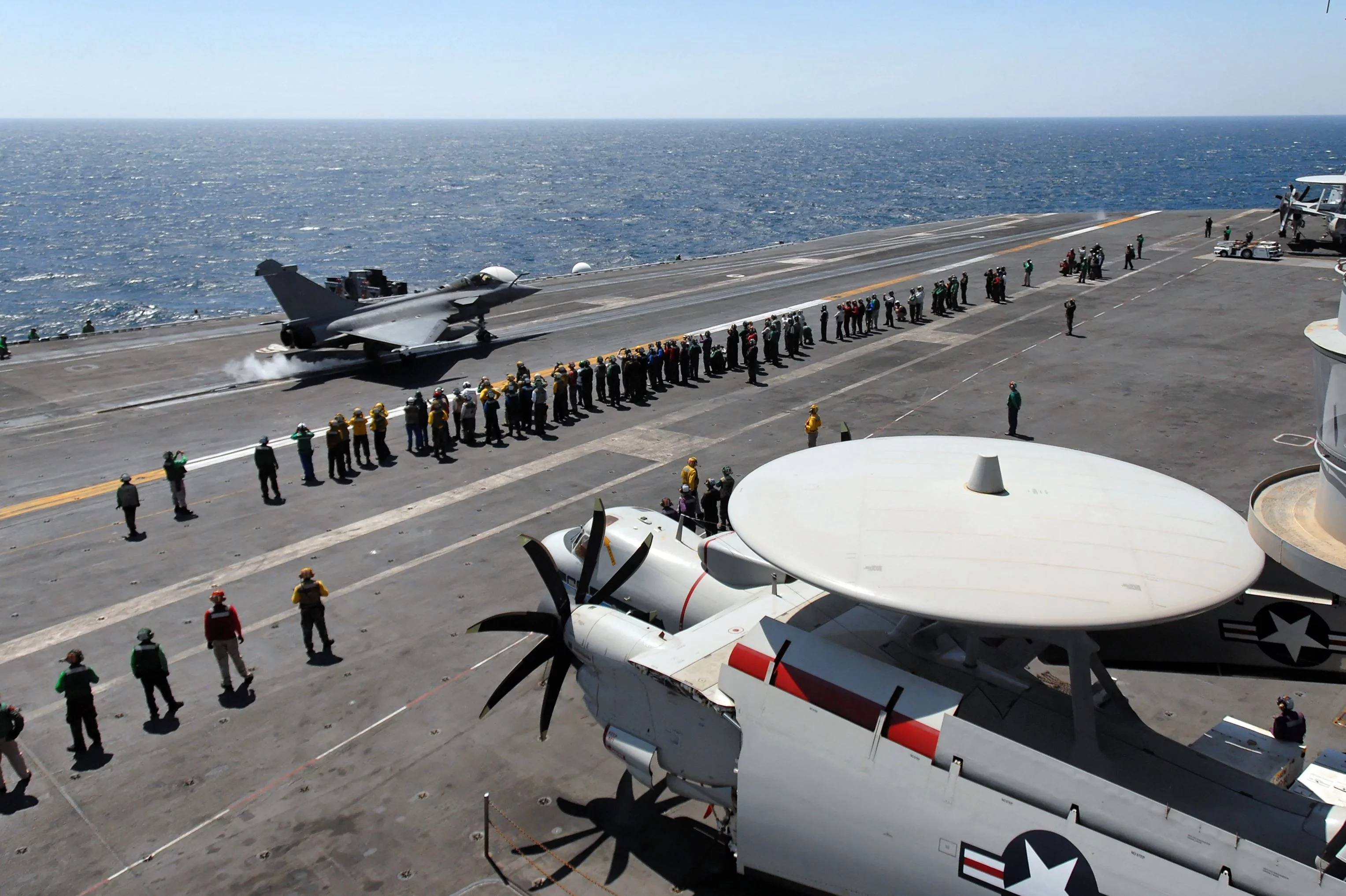 Un Hawckeye sur le porte-avions USS Truman