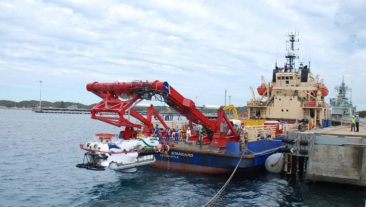 Le navire australien de sauvetage Seahorse Standard met le LR-5 à l'eau