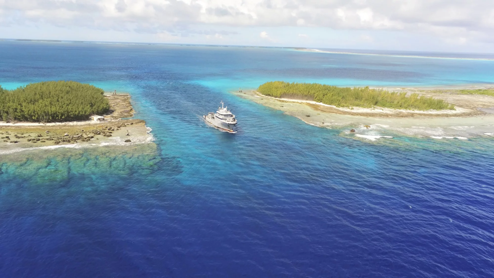 Le BSAOM Bougainville franchit la passe de Fangataufa