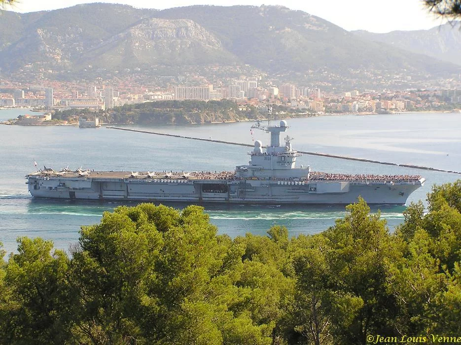 La sortie des familles du Charles de Gaulle