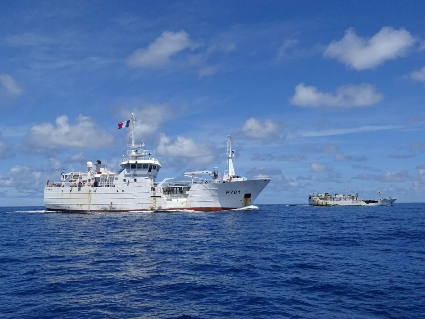 Le patrouilleur Le Malin et un palangrier arraisonné