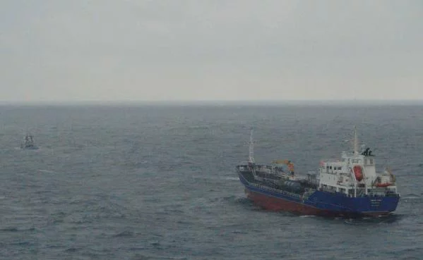 Le chimiquier Trefin Adam en remorque