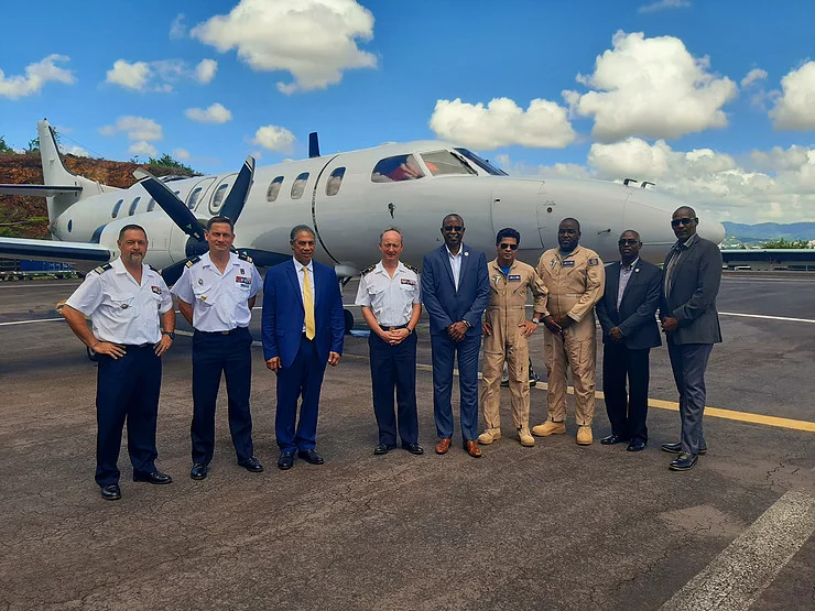 Le contre-amiral Jean Hausermann accueille le capitaine de vaisseau Errington Shurtland