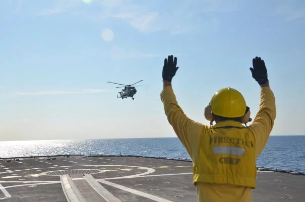 Appontage d’un hélicoptère britannique sur la frégate « La Fayette »