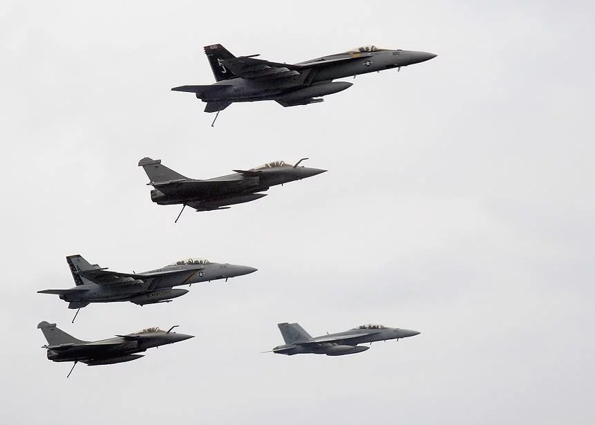Des Rafale français et des F/A-18 américains survolent le Theodore Roosevelt
