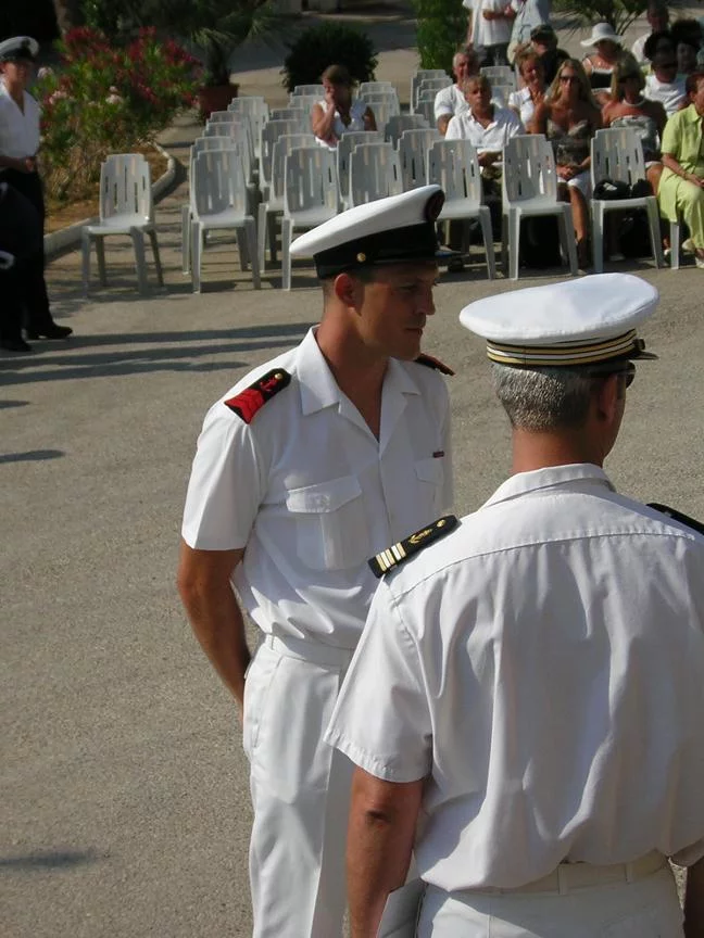 Un élève du BAT reçoit son insigne de plongeur-démineur