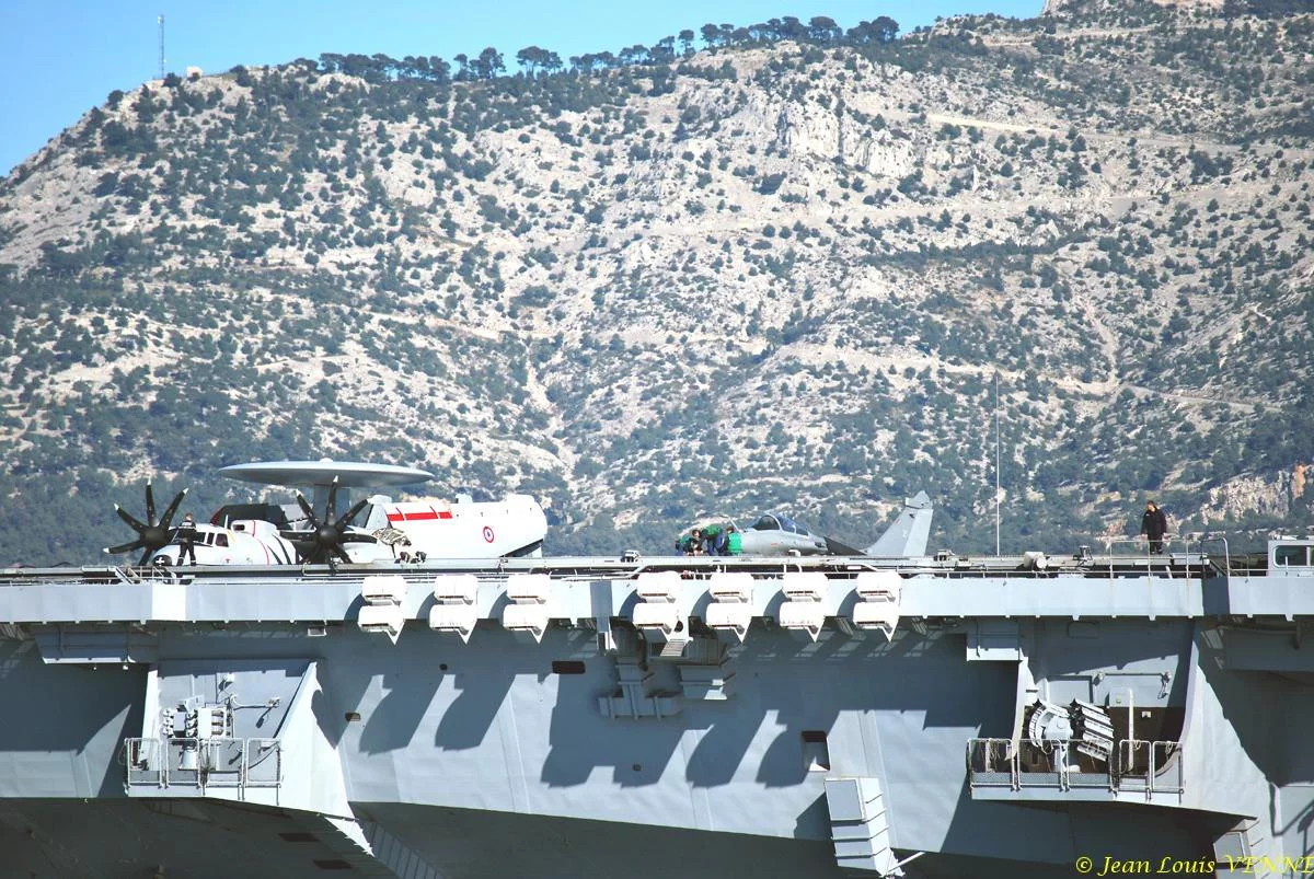 Le porte-avions Charles de Gaulle rentre de mer