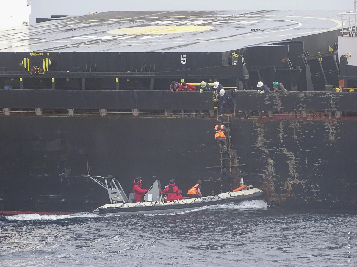 L'équipe médicale monte à bord du porte-conteneur