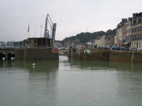 Le PSS Coralline se présente devants le SAS d'entrée du port de sa ville marraine, Saint-Valéry-en-Caux