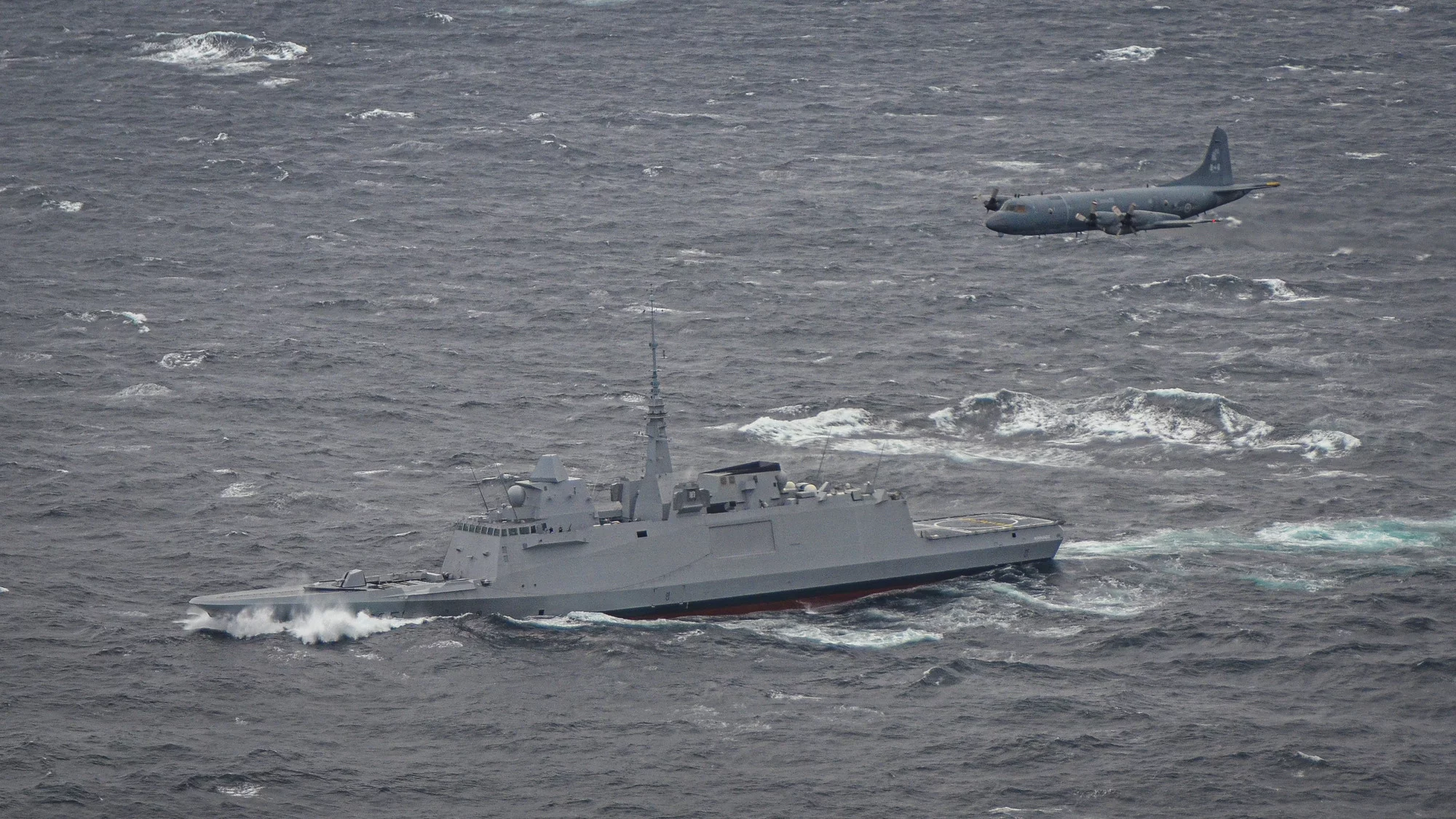 La frégate Normandie survolée par un avion de patrouille maritime canadien CP 140