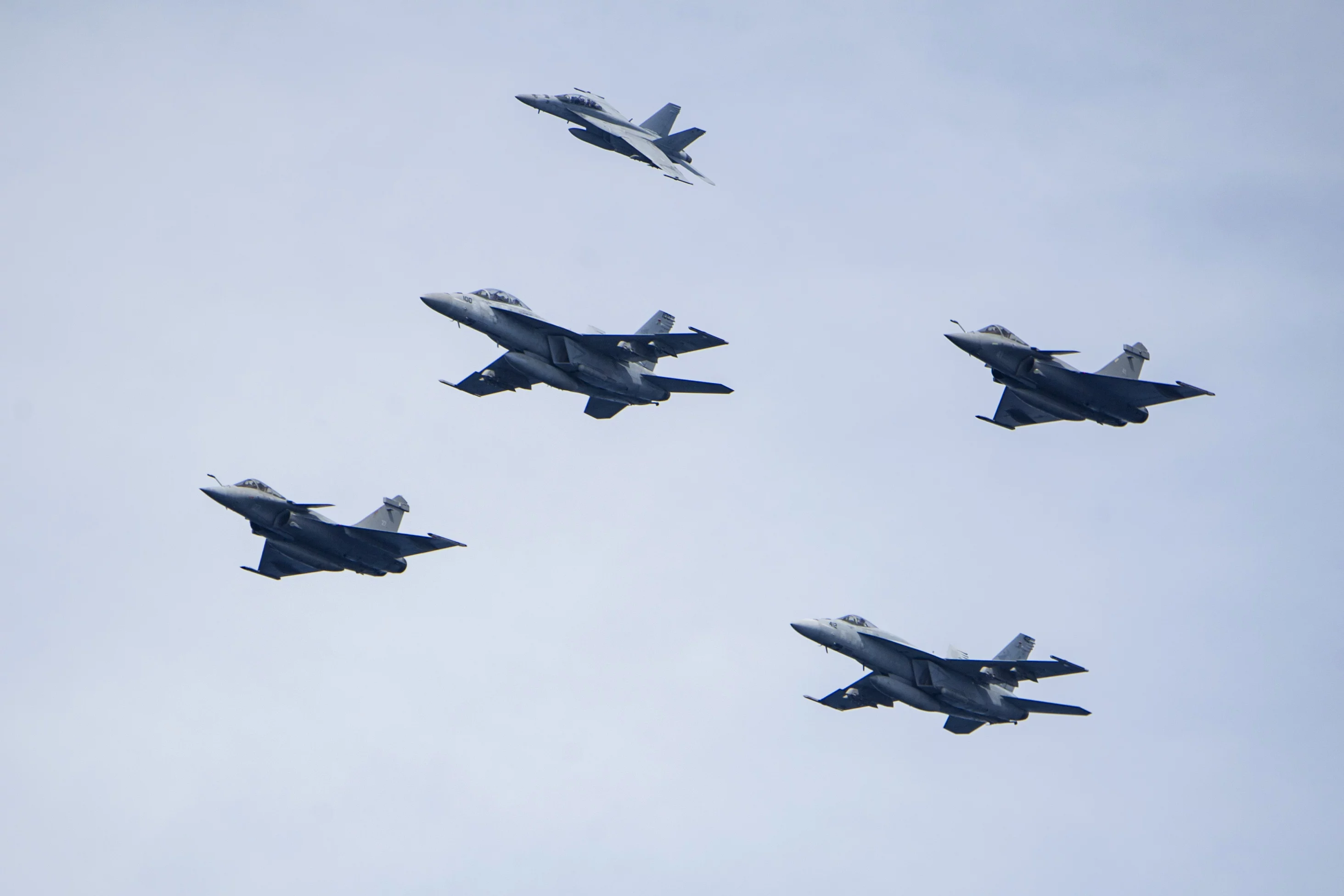 Vol en formation de F18 et de Rafale Marine