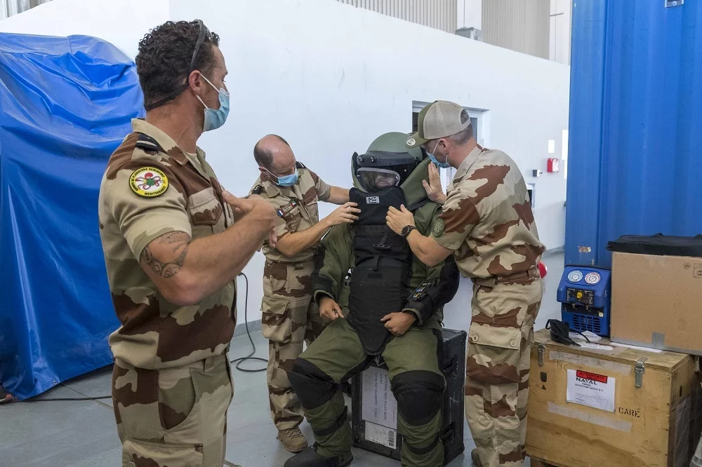 Un fusilier-marin en tenue complète d’intervention EOD9