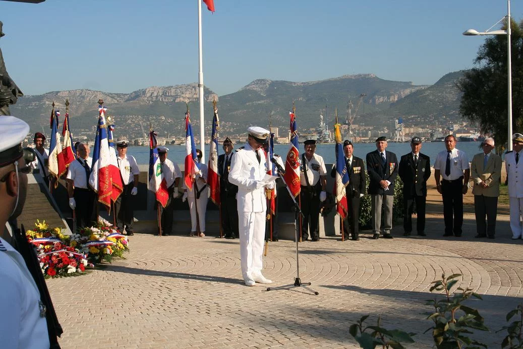 Le nouveau commandant s'adresse à l'équipage