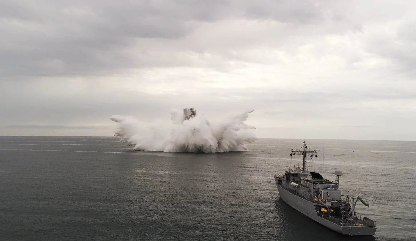 Le chasseur de mines Croix du Sud détruit une mine de la Seconde Guerre mondiale