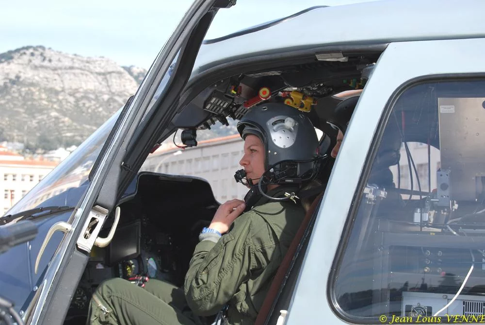 La pilote s'équipe avant le décollage
