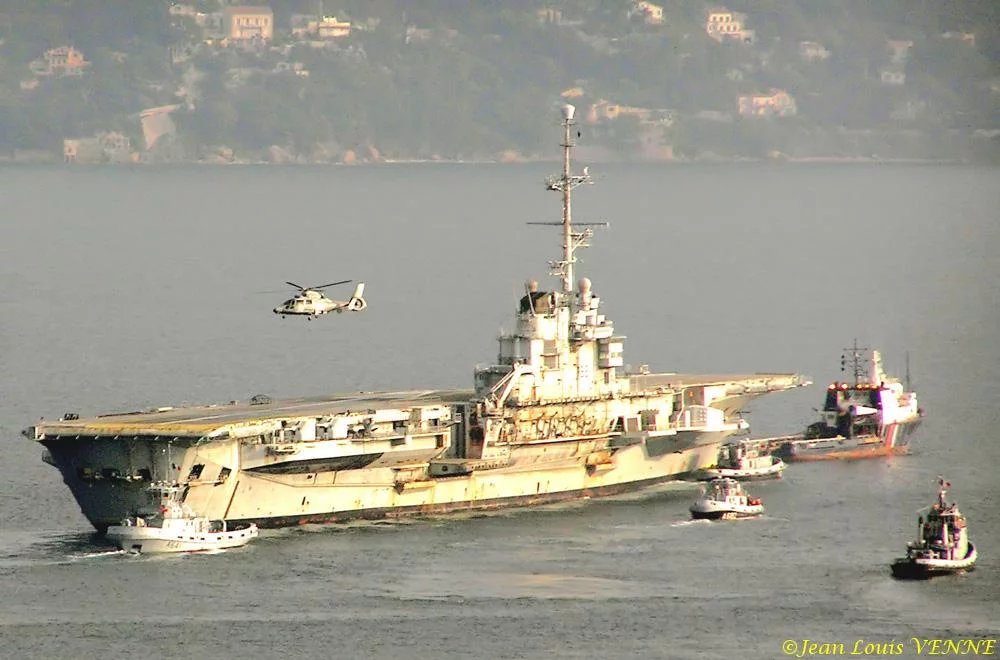 Autour du porte-avions Clémenceau