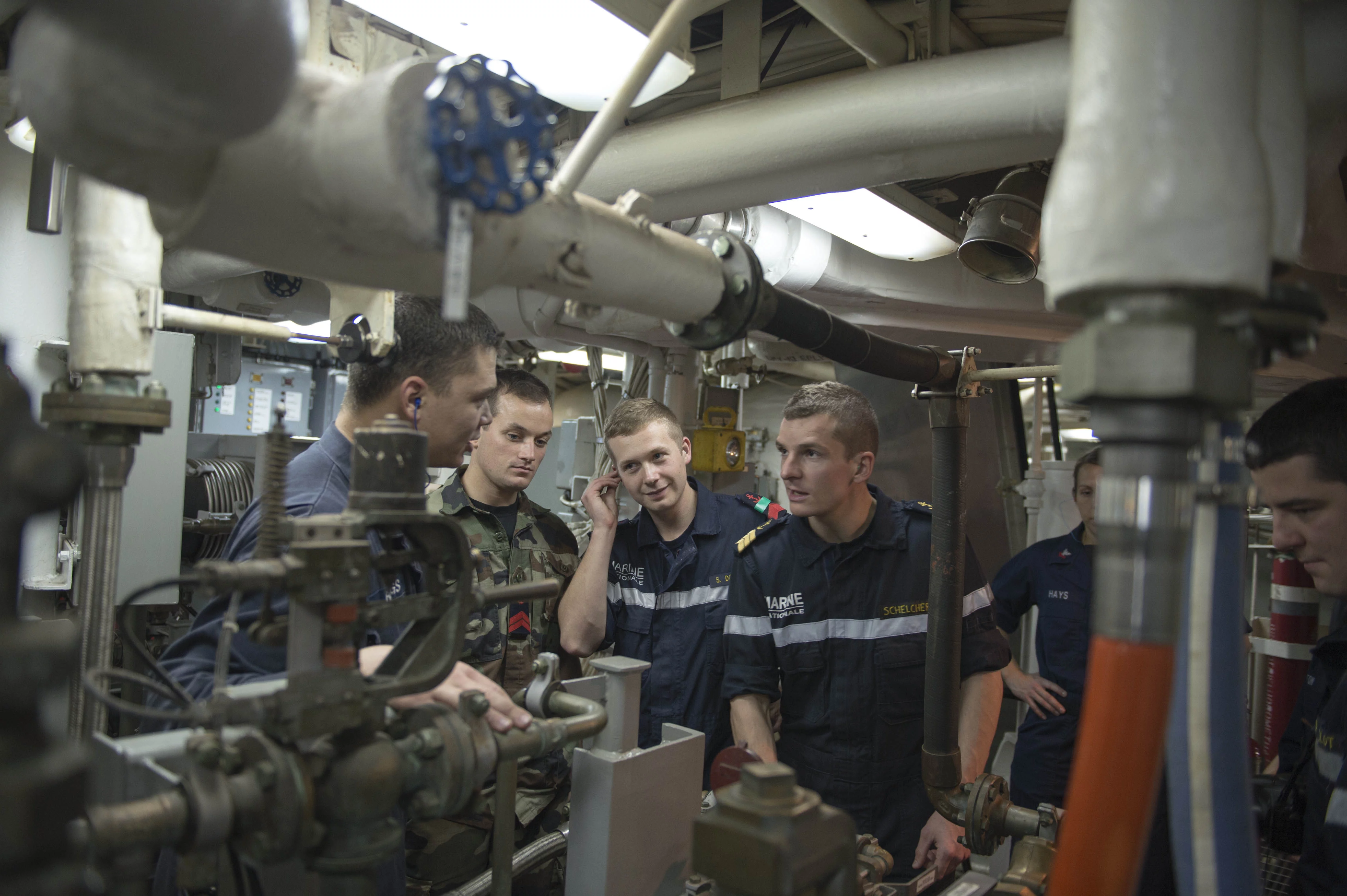 Des marins du Surcouf visitent la salle des machines du Stout