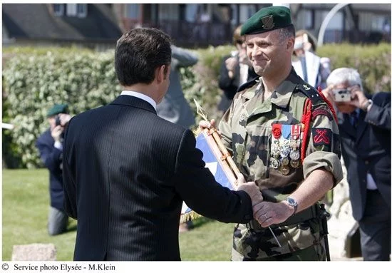 Le président de la République remet le fanion au contre-amiral Gillier