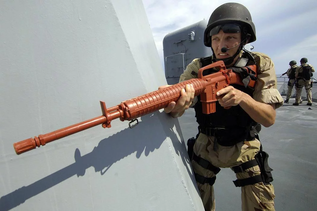 Un marin Américain du destroyer USS Mitscher, embarque sur la frégate Française Ventôse