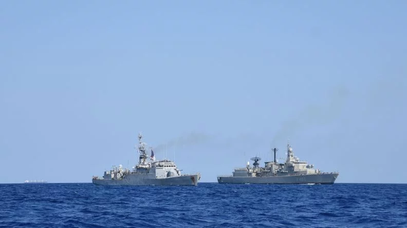 Le patrouilleur de haute mer Commandant Blaison et la frégate grecque Kountouriotis