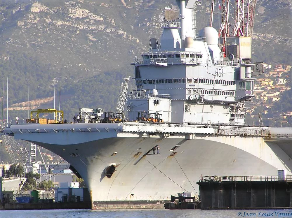 Le Charles de Gaulle entre au bassin