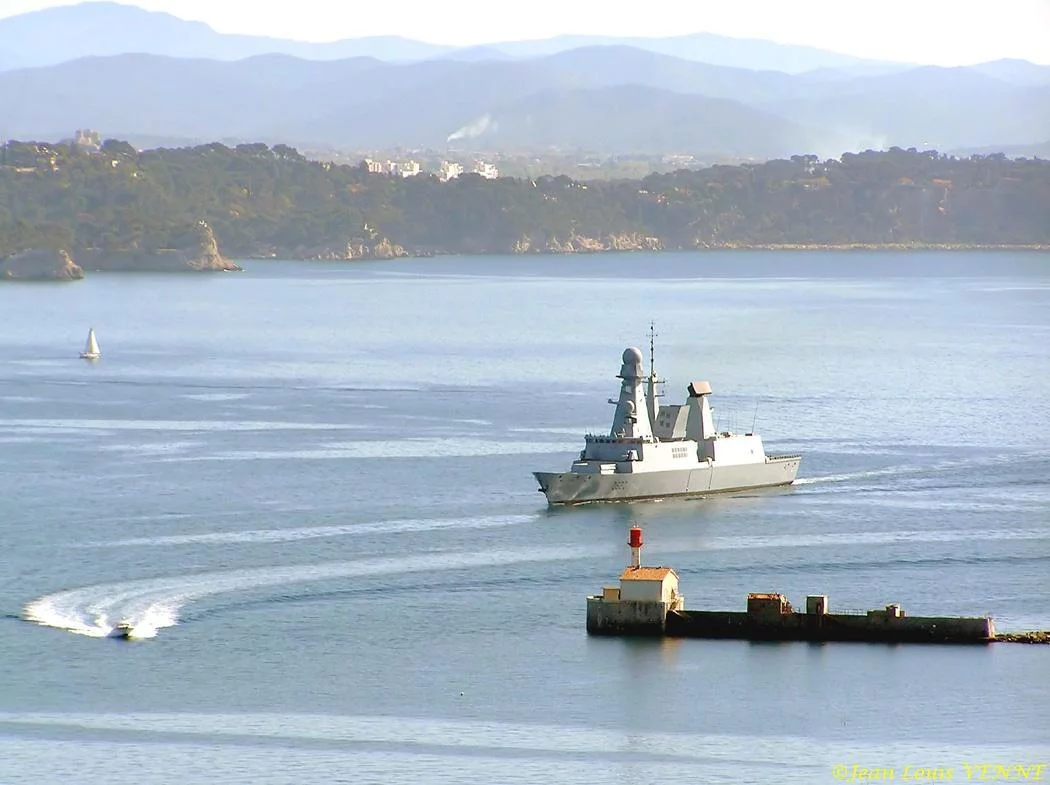 Le Forbin rentre au port