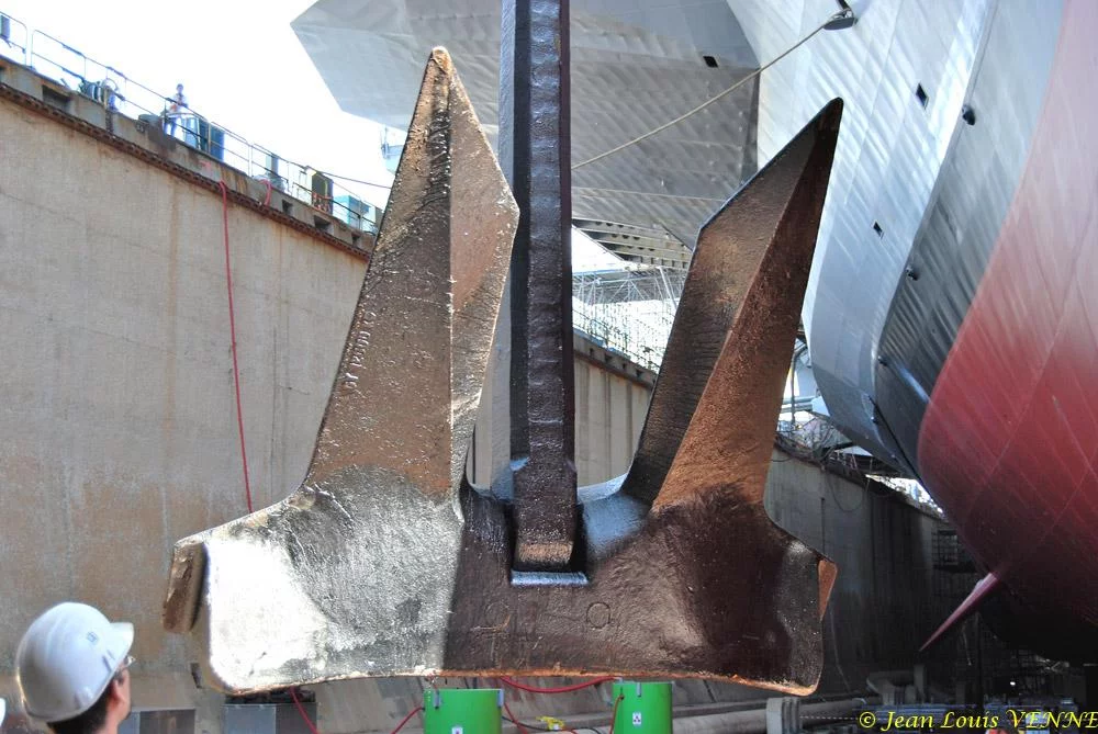 Le Charles de Gaulle ré-embarque ses lignes de mouillage