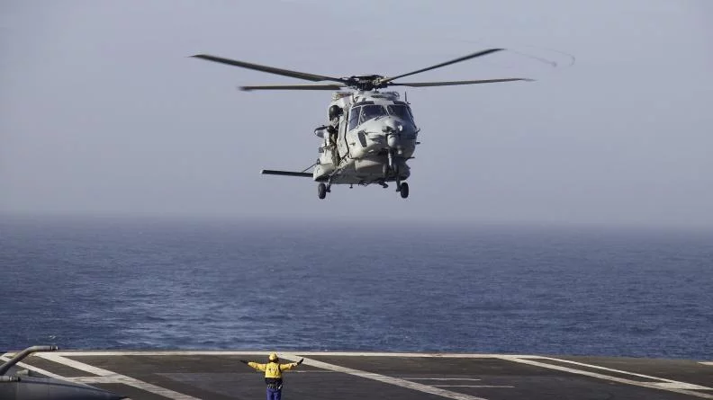 Un hélicoptère NH90 atterrit sur le porte-avions
