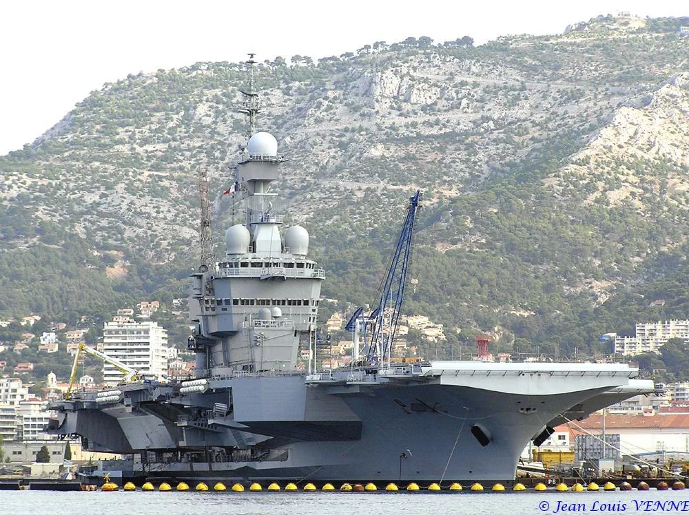 Le porte-avions Charles de Gaulle après son retournement