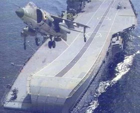 Un Sea Harrier décolle du Virrat