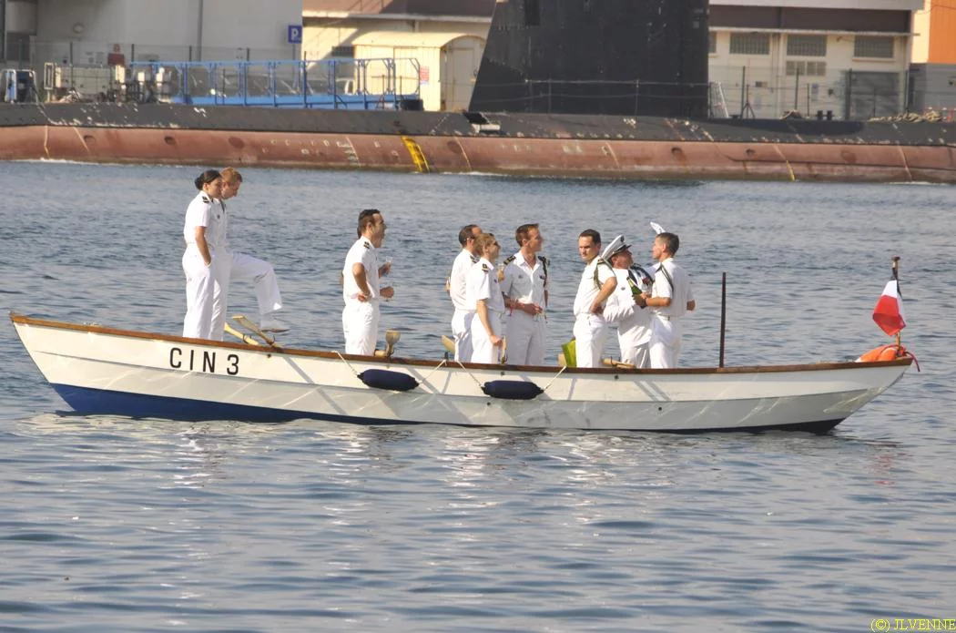 Tradition : le CF Eugène débarque en chaloupe armée par les officiers de l'Aconit