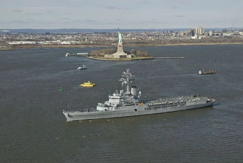 La Jeanne d'Arc devant la statue de la Liberté