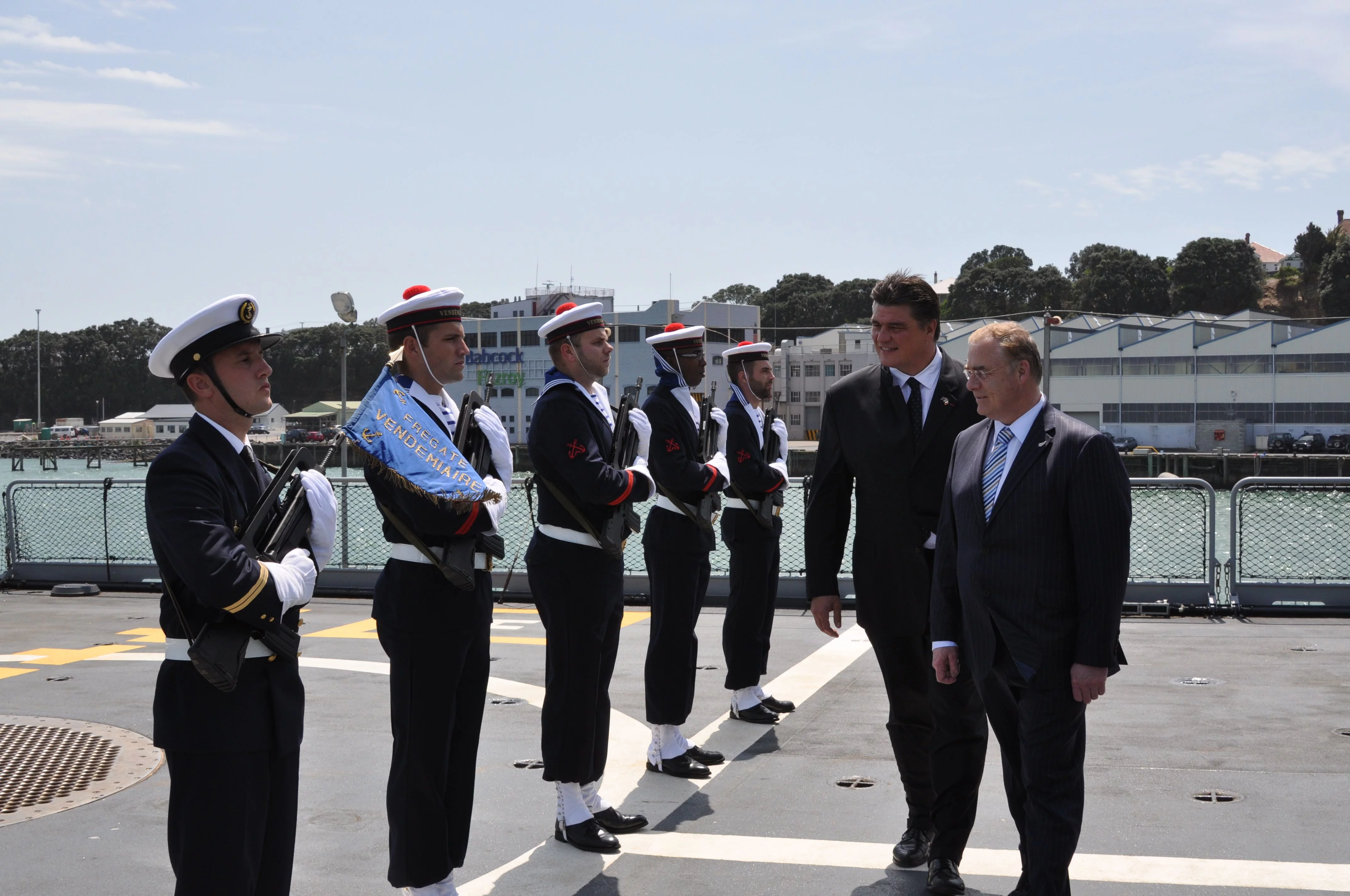 David Douillet, ministre des sports et Monsieur Dr Wayne Mapp, ministre de la défense néo-zélandais passent en revue les troupes de la frégate Vendémiaire