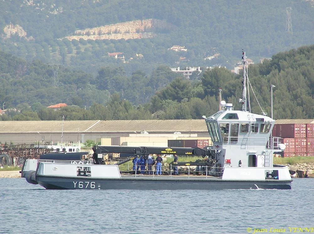 Un des nouveaux pontons-grues de la marine nationale