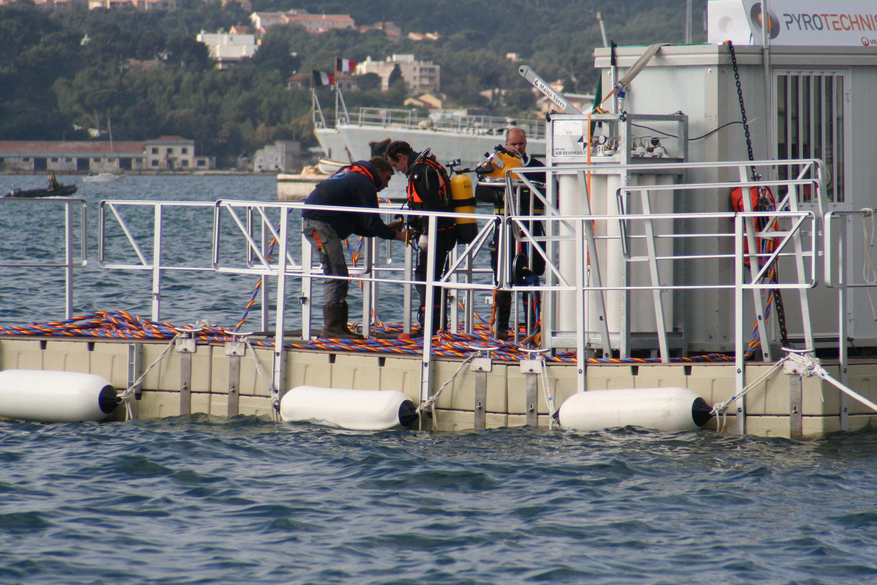 Le plongeur s'équipe de son scaphandre