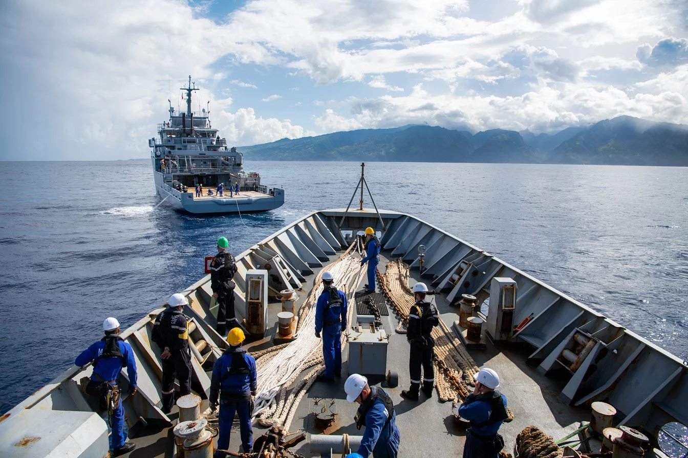 Le bâtiment de soutien et d’assistance outre-mer Bougainville remorque la frégate Prairial