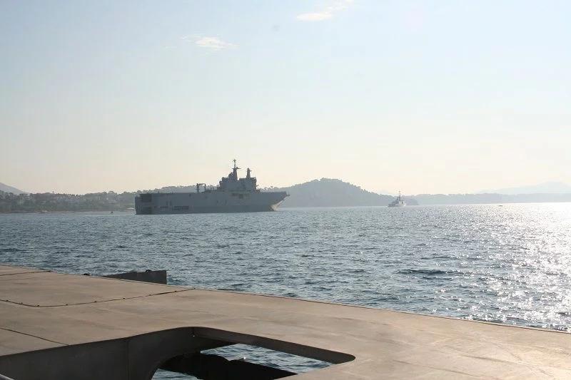 Le BPC Dixmude et la frégate Aconit en grande rade de Toulon