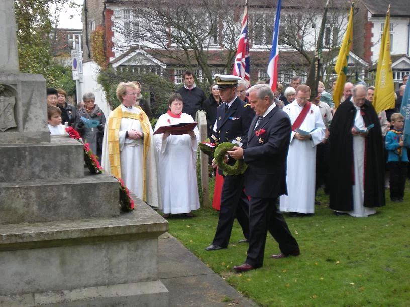 Le commandant de l'Eridan et le maire de Pecq-sur-Seine déposent une gerbe à Barnes, dans le sud-ouest de Londres