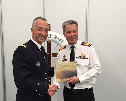 Le contre-amiral Morio de l’Isle et VADM Tim Barrett, CEMM australien