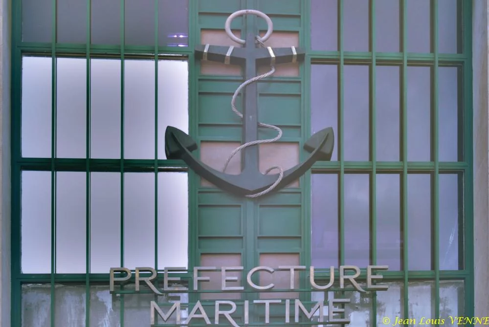 Sur la façade de la Préfecture maritime de la Méditerranée
